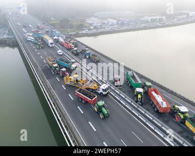 Bauernproteste blockieren die Autobahn A63 (Hubert Touya Viaduct, Bayonne (64100), Pyrénées-Atlantiques (64), Nouvelle Aquitaine, Frankreich, Europa, 26.01.2024). Am vierten Tag der Blockade, am Freitag, 26. Januar 2024, haben die Bauern aus Pyrénées-Atlantiques, als Reaktion auf den Aufruf der FDSEA 64 und Young Farmers haben Blockaden an den Autobahnkreuzen Bayonne organisiert. Auf diesem Abschnitt der Autobahn ist der Verkehr seit vier Tagen unterbrochen. Die Proteste in der Landwirtschaft sind ein Zeichen für die Krise, vor der der Agrarsektor in Frankreich und Europa steht. Stockfoto