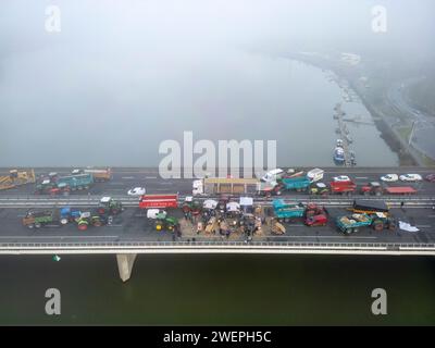 Bauernproteste blockieren die Autobahn A63 (Hubert Touya Viaduct, Bayonne (64100), Pyrénées-Atlantiques (64), Nouvelle Aquitaine, Frankreich, Europa, 26.01.2024). Am vierten Tag der Blockade, am Freitag, 26. Januar 2024, haben die Bauern aus Pyrénées-Atlantiques, als Reaktion auf den Aufruf der FDSEA 64 und Young Farmers haben Blockaden an den Autobahnkreuzen Bayonne organisiert. Auf diesem Abschnitt der Autobahn ist der Verkehr seit vier Tagen unterbrochen. Die Proteste in der Landwirtschaft sind ein Zeichen für die Krise, vor der der Agrarsektor in Frankreich und Europa steht. Stockfoto