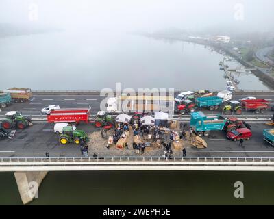 Bauernproteste blockieren die Autobahn A63 (Hubert Touya Viaduct, Bayonne (64100), Pyrénées-Atlantiques (64), Nouvelle Aquitaine, Frankreich, Europa, 26.01.2024). Am vierten Tag der Blockade, am Freitag, 26. Januar 2024, haben die Bauern aus Pyrénées-Atlantiques, als Reaktion auf den Aufruf der FDSEA 64 und Young Farmers haben Blockaden an den Autobahnkreuzen Bayonne organisiert. Auf diesem Abschnitt der Autobahn ist der Verkehr seit vier Tagen unterbrochen. Die Proteste in der Landwirtschaft sind ein Zeichen für die Krise, vor der der Agrarsektor in Frankreich und Europa steht. Stockfoto