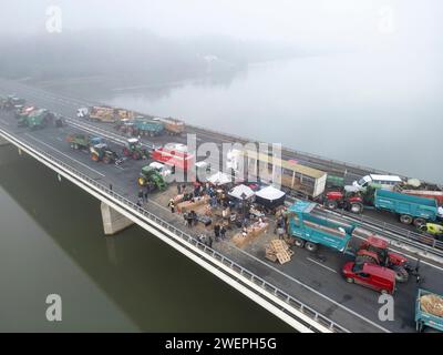 Bauernproteste blockieren die Autobahn A63 (Hubert Touya Viaduct, Bayonne (64100), Pyrénées-Atlantiques (64), Nouvelle Aquitaine, Frankreich, Europa, 26.01.2024). Am vierten Tag der Blockade, am Freitag, 26. Januar 2024, haben die Bauern aus Pyrénées-Atlantiques, als Reaktion auf den Aufruf der FDSEA 64 und Young Farmers haben Blockaden an den Autobahnkreuzen Bayonne organisiert. Auf diesem Abschnitt der Autobahn ist der Verkehr seit vier Tagen unterbrochen. Die Proteste in der Landwirtschaft sind ein Zeichen für die Krise, vor der der Agrarsektor in Frankreich und Europa steht. Stockfoto