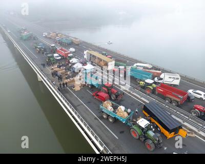 Bauernproteste blockieren die Autobahn A63 (Hubert Touya Viaduct, Bayonne (64100), Pyrénées-Atlantiques (64), Nouvelle Aquitaine, Frankreich, Europa, 26.01.2024). Am vierten Tag der Blockade, am Freitag, 26. Januar 2024, haben die Bauern aus Pyrénées-Atlantiques, als Reaktion auf den Aufruf der FDSEA 64 und Young Farmers haben Blockaden an den Autobahnkreuzen Bayonne organisiert. Auf diesem Abschnitt der Autobahn ist der Verkehr seit vier Tagen unterbrochen. Die Proteste in der Landwirtschaft sind ein Zeichen für die Krise, vor der der Agrarsektor in Frankreich und Europa steht. Stockfoto