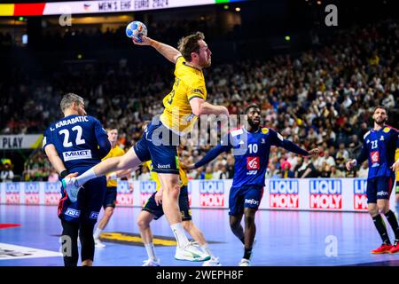 Köln, Deutschland. Januar 2024. Handball: Europameisterschaft, Frankreich - Schweden, Endrunde, Halbfinale, Lanxess Arena. Schwedens Albin Lagergren (2. V. l.) im Kampf gegen Luka Karabatic (l-r), Dika Mem und Ludovic Fabregas. Quelle: Tom Weller/dpa/Alamy Live News Stockfoto