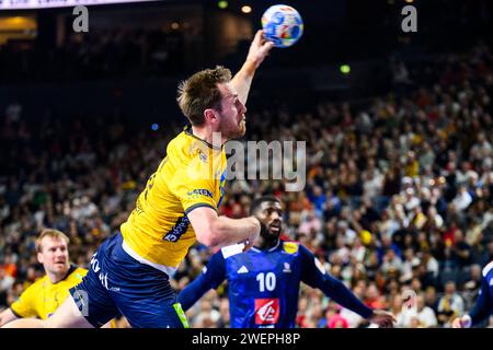 Köln, Deutschland. Januar 2024. Handball: Europameisterschaft, Frankreich - Schweden, Endrunde, Halbfinale, Lanxess Arena. Schwedens Albin Lagergren (l) im Kampf gegen Frankreichs Dika Mem (r) Credit: Tom Weller/dpa/Alamy Live News Stockfoto