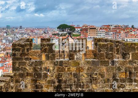 St. Georges Schloss in Lissabon, Portugal. Merlons auf einer befestigten Turmmauer. Stockfoto