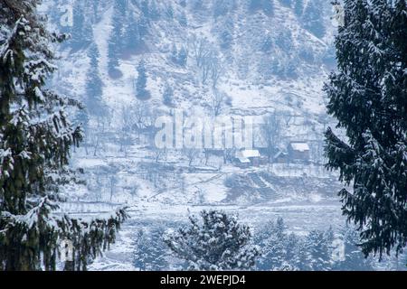 Allgemeine Ansicht der schneebedeckten Wohnhäuser in Heerpora Shopian etwa 60 km südlich von Srinagar. Neuschnee in den höheren Bergen des Kaschmir-Tals hat einen der längsten Trockenperioden der etwa zwei Monate dieser Saison durchbrochen. Die meisten höheren Berggebiete, darunter auch touristische Orte wie Gulmarg, Sonmarg, Pahalgam und DoodhPathri, erhielten Neuschnee. Die Verkehrsminister haben die Moghal Road und den Srinagar-Leh National Highway für die Fahrzeugbewegung nach der Schneesammlung gesperrt. (Foto: Faisal Bashir/SOPA Images/SIPA USA) Stockfoto