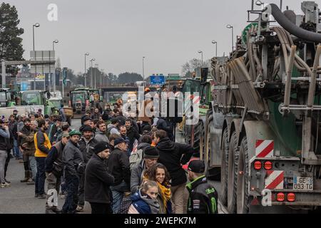 Bordeaux, Frankreich. Januar 2024. © PHOTOPQR/SUD OUEST/Thierry DAVID ; Bordeaux ; 26/01/2024 ; DESCRIPTION:Bordeaux 26 janvier 2024. Apres midi du Vendredi des Agriculteurs en colère au barrage installés entre les sorties 26 et 27 de la rocade Bordelaise, à hauteur d'Artigues-près-Bordeaux et Lormont .Apres le départ des Premier Tracteurs, l'attende des annonces de GabrielAttal et la fin du Blocage. - Französische Bauernproteste weiter Frankreich 26. Januar 2024 Credit: MAXPPP/Alamy Live News Stockfoto