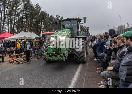 Bordeaux, Frankreich. Januar 2024. © PHOTOPQR/SUD OUEST/Thierry DAVID ; Bordeaux ; 26/01/2024 ; DESCRIPTION:Bordeaux 26 janvier 2024. Apres midi du Vendredi des Agriculteurs en colère au barrage installés entre les sorties 26 et 27 de la rocade Bordelaise, à hauteur d'Artigues-près-Bordeaux et Lormont .Apres le départ des Premier Tracteurs, l'attende des annonces de GabrielAttal et la fin du Blocage. - Französische Bauernproteste weiter Frankreich 26. Januar 2024 Credit: MAXPPP/Alamy Live News Stockfoto