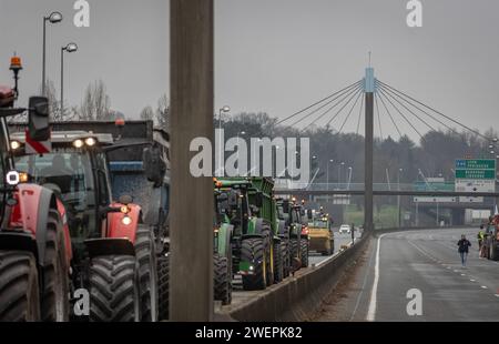 Bordeaux, Frankreich. Januar 2024. © PHOTOPQR/SUD OUEST/Thierry DAVID ; Bordeaux ; 26/01/2024 ; DESCRIPTION:Bordeaux 26 janvier 2024. Apres midi du Vendredi des Agriculteurs en colère au barrage installés entre les sorties 26 et 27 de la rocade Bordelaise, à hauteur d'Artigues-près-Bordeaux et Lormont .Apres le départ des Premier Tracteurs, l'attende des annonces de GabrielAttal et la fin du Blocage. - Französische Bauernproteste weiter Frankreich 26. Januar 2024 Credit: MAXPPP/Alamy Live News Stockfoto