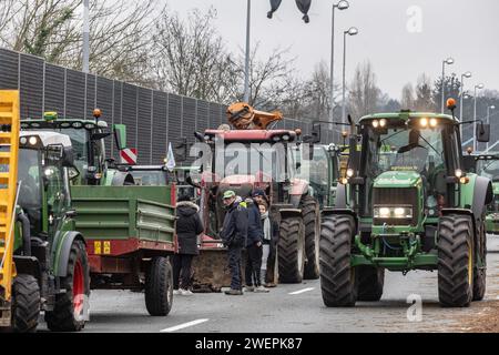 Bordeaux, Frankreich. Januar 2024. © PHOTOPQR/SUD OUEST/Thierry DAVID ; Bordeaux ; 26/01/2024 ; DESCRIPTION:Bordeaux 26 janvier 2024. Apres midi du Vendredi des Agriculteurs en colère au barrage installés entre les sorties 26 et 27 de la rocade Bordelaise, à hauteur d'Artigues-près-Bordeaux et Lormont .Apres le départ des Premier Tracteurs, l'attende des annonces de GabrielAttal et la fin du Blocage. - Französische Bauernproteste weiter Frankreich 26. Januar 2024 Credit: MAXPPP/Alamy Live News Stockfoto