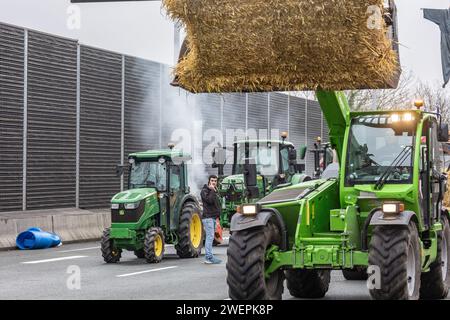 Bordeaux, Frankreich. Januar 2024. © PHOTOPQR/SUD OUEST/Thierry DAVID ; Bordeaux ; 26/01/2024 ; DESCRIPTION:Bordeaux 26 janvier 2024. Apres midi du Vendredi des Agriculteurs en colère au barrage installés entre les sorties 26 et 27 de la rocade Bordelaise, à hauteur d'Artigues-près-Bordeaux et Lormont .Apres le départ des Premier Tracteurs, l'attende des annonces de GabrielAttal et la fin du Blocage. - Französische Bauernproteste weiter Frankreich 26. Januar 2024 Credit: MAXPPP/Alamy Live News Stockfoto
