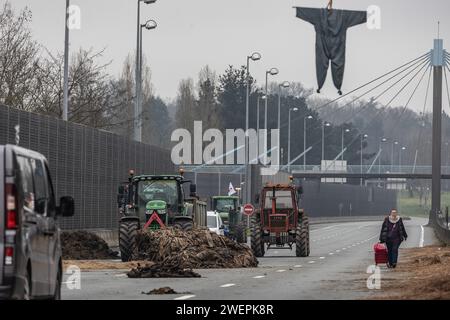 Bordeaux, Frankreich. Januar 2024. © PHOTOPQR/SUD OUEST/Thierry DAVID ; Bordeaux ; 26/01/2024 ; DESCRIPTION:Bordeaux 26 janvier 2024. Apres midi du Vendredi des Agriculteurs en colère au barrage installés entre les sorties 26 et 27 de la rocade Bordelaise, à hauteur d'Artigues-près-Bordeaux et Lormont .Apres le départ des Premier Tracteurs, l'attende des annonces de GabrielAttal et la fin du Blocage. - Französische Bauernproteste weiter Frankreich 26. Januar 2024 Credit: MAXPPP/Alamy Live News Stockfoto