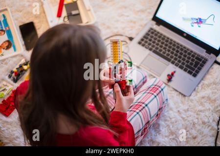 Tallinn, Estland - 25. Dezember 2023: Kind baut einen beweglichen Lego Education WeDo Roboter zu Hause. Stockfoto