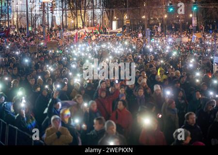 Wien, ï½sterreich. 26. Jänner 2024. Lichtermeer bei der Demonstration und Großkundgebung Demokratie verteidigen gegen Rechtsextremismus und Rassismus vor dem österreichischen Parlament nach den Recherchen von Correctiv, die geheime Deportationspläne von rechtsextremen Netzwerken aufgedeckt haben. Dazu rufen Black Voices Austria, Fridays for Future und die Plattform für eine menschliche Asylpolitik auf. Wien *** Wien, ï½Austria 26. Januar 2024 Lichtermeer bei der Demonstration und Kundgebung zur Verteidigung der Demokratie gegen Rechtsextremismus und Rassismus vor dem österreichischen parlament Stockfoto