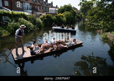 Chartham Gärten mit Touristen, die eine romantische Bootsfahrt auf dem Kanal des Flusses stour Unternehmen. Stockfoto