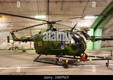 Der Hubschrauber der schwedischen Luftwaffe MBB Bo105CBS (HKP-9A) im Aeroseum, einem aus festem Gestein gehauenen Bunker der schwedischen Luftwaffe. Juli 2011 Stockfoto