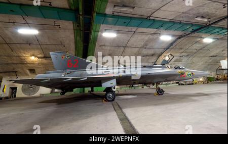 Schwedische Luftwaffe Saab J-35 Dragen Kampfjet im Aeroseum, einem deklassifizierten schwedischen Luftwaffe-Bunker aus festem Fels. Juli 2011 Stockfoto