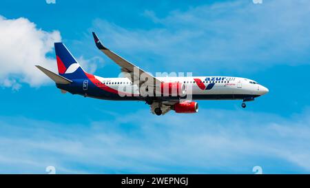 Boryspil, Ukraine - 20. Juli 2020: Das Flugzeug Boeing 737-800 (UR-AZF) der Azur Air Ukraine landet auf dem internationalen Flughafen Boryspil Stockfoto