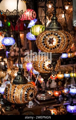 Ausstellung typischer und farbenfroher türkischer Glas- und Bronzelampen Stockfoto