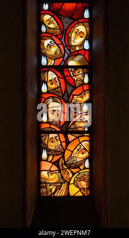 Die Herabkunft des Heiligen Geistes. Teil eines größeren Buntglasfensters in Igreja de Nossa Senhora de Fátima, Lissabon. Stockfoto