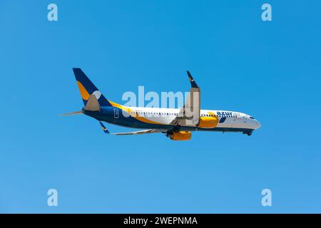 Boryspil, Ukraine - 24. August 2019: Das Flugzeug Boeing 737-800 (UR-UTQ) der Azur Air Ukraine startet vom Flughafen Boryspil Stockfoto