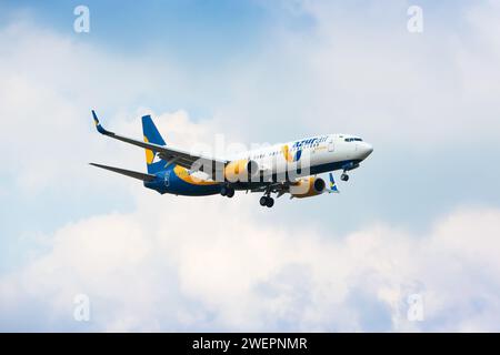 Boryspil, Ukraine - 30. Mai 2019: Das Flugzeug Boeing 737-800 (UR-AZE) der Azur Air Ukraine landet auf dem internationalen Flughafen Boryspil Stockfoto