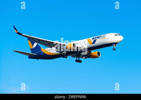 Boryspil, Ukraine - 2. Januar 2021: Das Flugzeug Boeing 767-300ER (UR-AZK) der Azur Air Ukraine landet auf dem internationalen Flughafen Boryspil Stockfoto