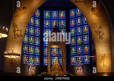 Buntglasfenster über dem Hauptaltar in Igreja de Nossa Senhora de Fátima, Lissabon. Stockfoto