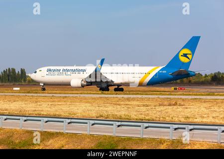 Boryspil, Ukraine - 10. September 2019: Flugzeug Boeing 767-300ER (UR-GEA) der Ukraine International Airlines (FlyUIA) in Boryspil International Airpor Stockfoto