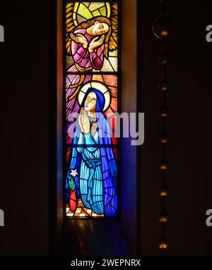 Die Verkündigung an die Jungfrau Maria. Ein Buntglasfenster in Igreja de Nossa Senhora de Fátima, Lissabon. Stockfoto