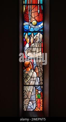 Maria überreicht den Rosenkranz der hl. Katharina von Siena und St. Dominikus. Teil eines größeren Buntglasfensters in Igreja de Nossa Senhora de Fátima, Lissabon. Stockfoto
