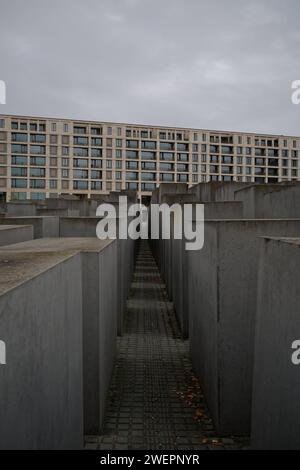 Berlin, Deutschland, DEU - Denkmal für die ermordeten Juden Europas 09.11.2023, Berlin, Deutschland, DEU - Denkmal für die ermordeten Juden Europas. Das Denkmal ist eine Gedenkstaette, die Opfern des Holocaust gewidmet ist. Es besteht aus einem Feld von 2711 Betonstelen unterschiedlicher Hoehe, die auf einem wellenfoermigen Gelaende angeordnet sind. Der Architekt Peter Eisenman entwarf das Denkmal, das zwischen 2003 und 2005 erbaut wurde. Berlin Berlin Deutschland *** Berlin, Deutschland, DEU-Gedenkstätte für die ermordeten Juden Europas 09 11 2023, Berlin, Deutschland, DEU-Gedenkstätte für die ermordeten Juden Europas Stockfoto