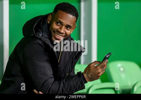 GRONINGEN, LAND WAAR HET PLAATS VINDT - 26. JANUAR: Leandro Bacuna vom FC Groningen sieht beim niederländischen Keuken Kampioen Divisie Spiel zwischen FC Groningen und Jong AZ in Euroborg am 26. Januar 2024 in Groningen an, Land waar het plaats vindt. (Foto: Pieter van der Woude/Orange Pictures) Stockfoto