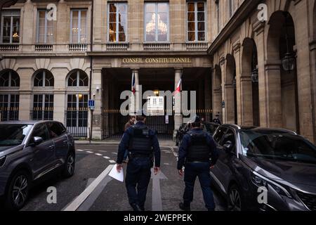 Paris, Frankreich. Januar 2024. Allgemeine Sicht auf die Fassade des Verfassungsrates. Der Verfassungsrat in Paris traf seine endgültige Entscheidung über das neue französische Einwanderungsgesetz. Ein großer Teil des Gesetzes von Gérald Darmanin, das Ende letzten Jahres in der Nationalversammlung verabschiedet wurde, wurde zensiert, wobei 35 Artikel der 86 im Text vollständig oder teilweise zensiert wurden. (Foto: Telmo Pinto/SOPA Images/SIPA USA) Credit: SIPA USA/Alamy Live News Stockfoto