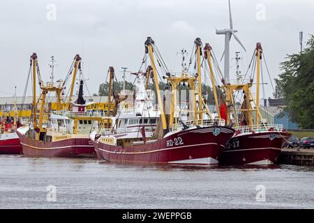 Niederländische kommerzielle Trawler-Schiffe, die im Hafen von den Helder vor Anker liegen. Niederlande - 23. Juni 2013 Stockfoto