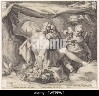 Lot und seine Töchter, Jan Harmensz. Muller, 1630 - 1656 Druckstelle sitzt mit seinen Töchtern in einer Höhle und ist betrunken. Im Hintergrund die brennenden Städte Sodom und Gomorra und die Ehefrau Lots als Salzsäule. Am unteren Rand des Randes befinden sich drei lateinische Verse mit zwei Linien über der Show. Papierstich Lot und seine Töchter (1. Mose 19:30-38) Stockfoto