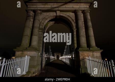 Die Wilford Suspension Bridge bei Nacht in Nottingham, Großbritannien Stockfoto