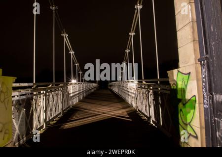 Die Wilford Suspension Bridge bei Nacht in Nottingham, Großbritannien Stockfoto