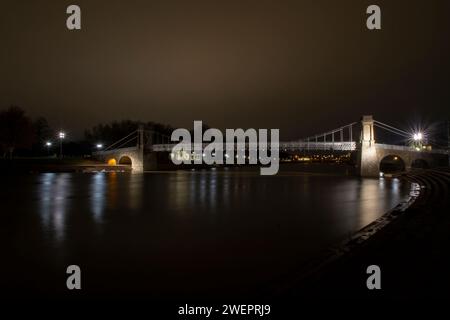 Die Wilford Suspension Bridge bei Nacht in Nottingham, Großbritannien Stockfoto