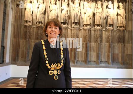 Köln, Deutschland. Januar 2024. Die Kölner Bürgermeisterin Henriette Reker lächelt mit ihrer Bürokette im Hansaal. Quelle: Horst Galuschka/dpa/Alamy Live News Stockfoto