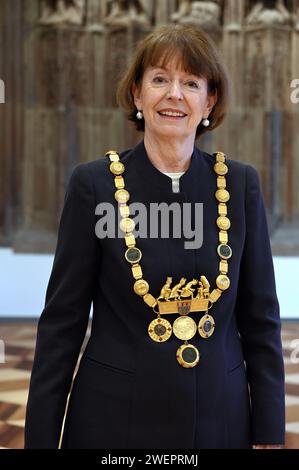 Köln, Deutschland. Januar 2024. Die Kölner Bürgermeisterin Henriette Reker lächelt mit ihrer Bürokette im Hansaal. Quelle: Horst Galuschka/dpa/Alamy Live News Stockfoto