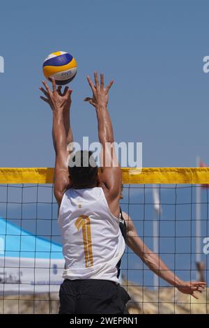 BALIKESIR, TURKIYE - 25. JUNI 2023: Undefinierter Athlet in der Pro Beach Tour Oren Leg Stockfoto