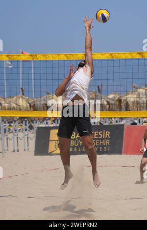 BALIKESIR, TURKIYE - 25. JUNI 2023: Undefinierter Athlet in der Pro Beach Tour Oren Leg Stockfoto