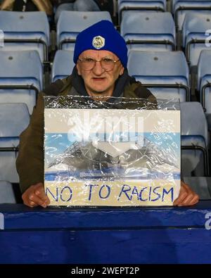 Sheffield Wednesday Fan hält ein Schild GEGEN Rassismus beim Emirates FA Cup Fourth Round Match Sheffield Wednesday vs Coventry City at Hillsborough, Sheffield, United Kingdom, 26. Januar 2024 (Foto: Craig Cresswell/News Images) in, am 26. Januar 2024. (Foto: Craig Cresswell/News Images/SIPA USA) Credit: SIPA USA/Alamy Live News Stockfoto