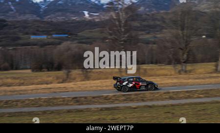 Gap, Fürstentum Monaco. 26. Januar 2024., sie treffen auf zwei Tage des Rennens, während der FIA World Rallye Championship WRC Rallye Automobile Monte-Carlo 2024 26 Januar Gap, Frankreich Credit: Independent Photo Agency/Alamy Live News Stockfoto