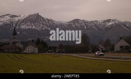 Gap, Fürstentum Monaco. 26. Januar 2024., sie treffen auf zwei Tage des Rennens, während der FIA World Rallye Championship WRC Rallye Automobile Monte-Carlo 2024 26 Januar Gap, Frankreich Credit: Independent Photo Agency/Alamy Live News Stockfoto