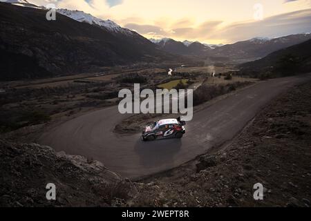 Gap, Fürstentum Monaco. 26. Januar 2024., sie treffen auf zwei Tage des Rennens, während der FIA World Rallye Championship WRC Rallye Automobile Monte-Carlo 2024 26 Januar Gap, Frankreich Credit: Independent Photo Agency/Alamy Live News Stockfoto