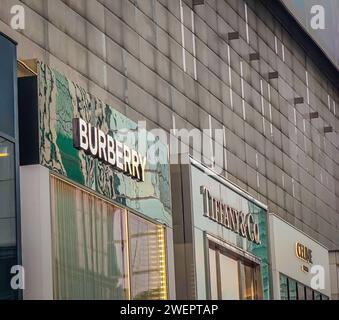 Kuala Lumpur, Malaysia - 26. Januar 2024: Außenansicht von Burberry, Tiffany, Celine Stores mit Firmenlogos in einem riesigen luxuriösen Einkaufszentrum Stockfoto