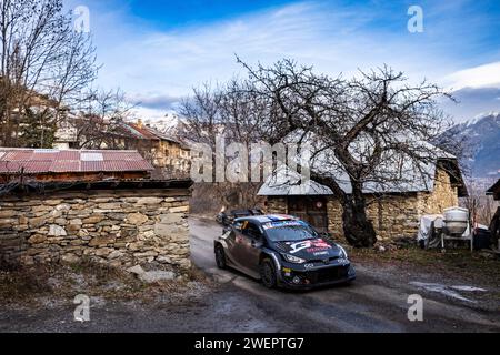 Gap, Frankreich. Januar 2024. 17 OGIER Sebastien, LANDAIS Vincent, Toyota GR Yaris Rally1, Action während der Rallye Automobile Monte Carlo 2024, 1. Runde der WRC-Weltmeisterschaft 2024, vom 25. Bis 28. Januar 2024 in Monte Carlo, Monaco - Foto Nikos Katikis/DPPI Credit: DPPI Media/Alamy Live News Stockfoto