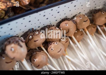 Lustiger Kuchen auf einem Stock mit dem Kopf einer Person. Stockfoto