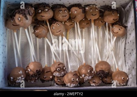 Lustiger Kuchen auf einem Stock mit dem Kopf einer Person. Stockfoto